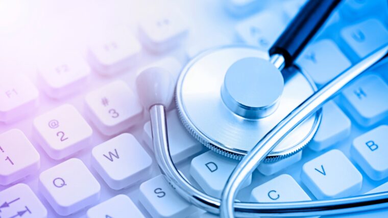 Stetoskop auf einer Tastatur, Key Visual für das bvitg-Positionspapier e-Verordnungen