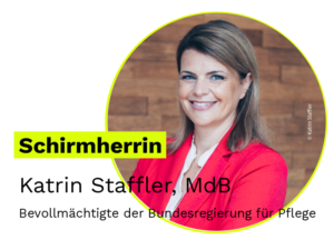 Portraitbild Katrin Staffler im roten Blazer lächelt in die Kamer.