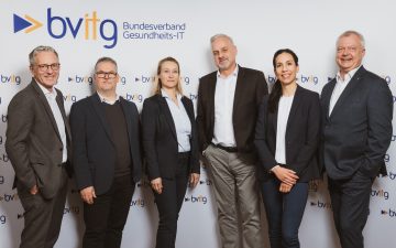 6 Personen, die der neue Vorstand sind, stehen vor der bvitg-Pressewand